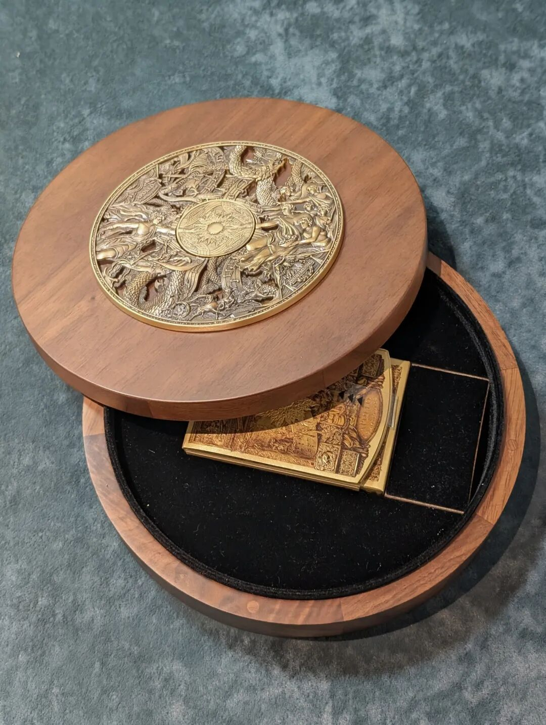 Apollo's heavy walnut box, the origin of the "Mooncake Box" nickname