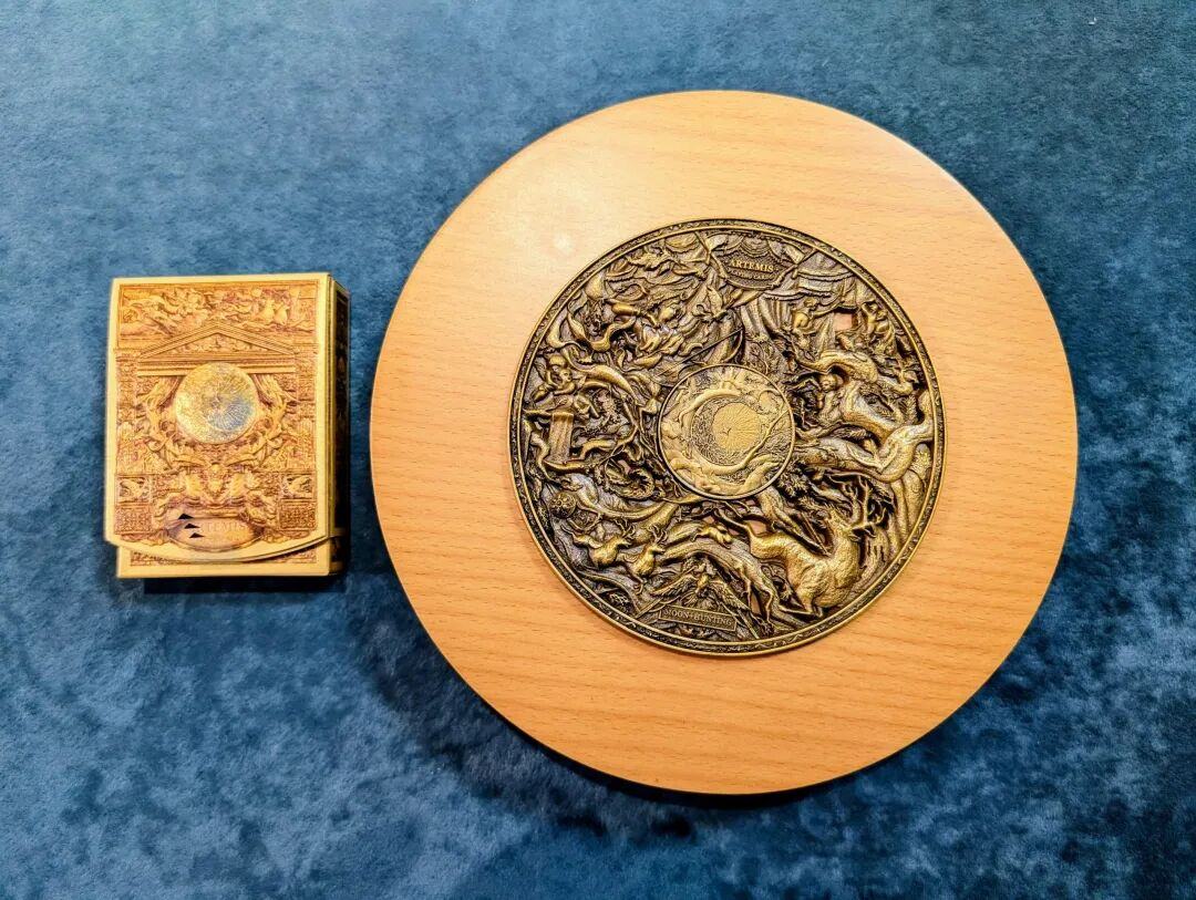 Artemis's box uses lighter European beech, better highlighting the cold temperament of moonlight